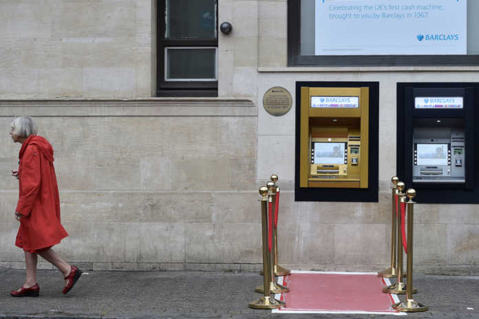 Το πρώτο ATM γίνεται χρυσό για να γιορτάσει τα 50 του χρόνια - Φωτογραφία 1