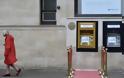 Το πρώτο ATM γίνεται χρυσό για να γιορτάσει τα 50 του χρόνια