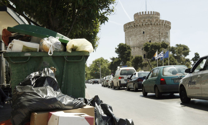 Ψεκασμοί και στην Θεσσαλονίκη για την αποφυγή μολύνσεων από τα σκουπίδια - Φωτογραφία 1