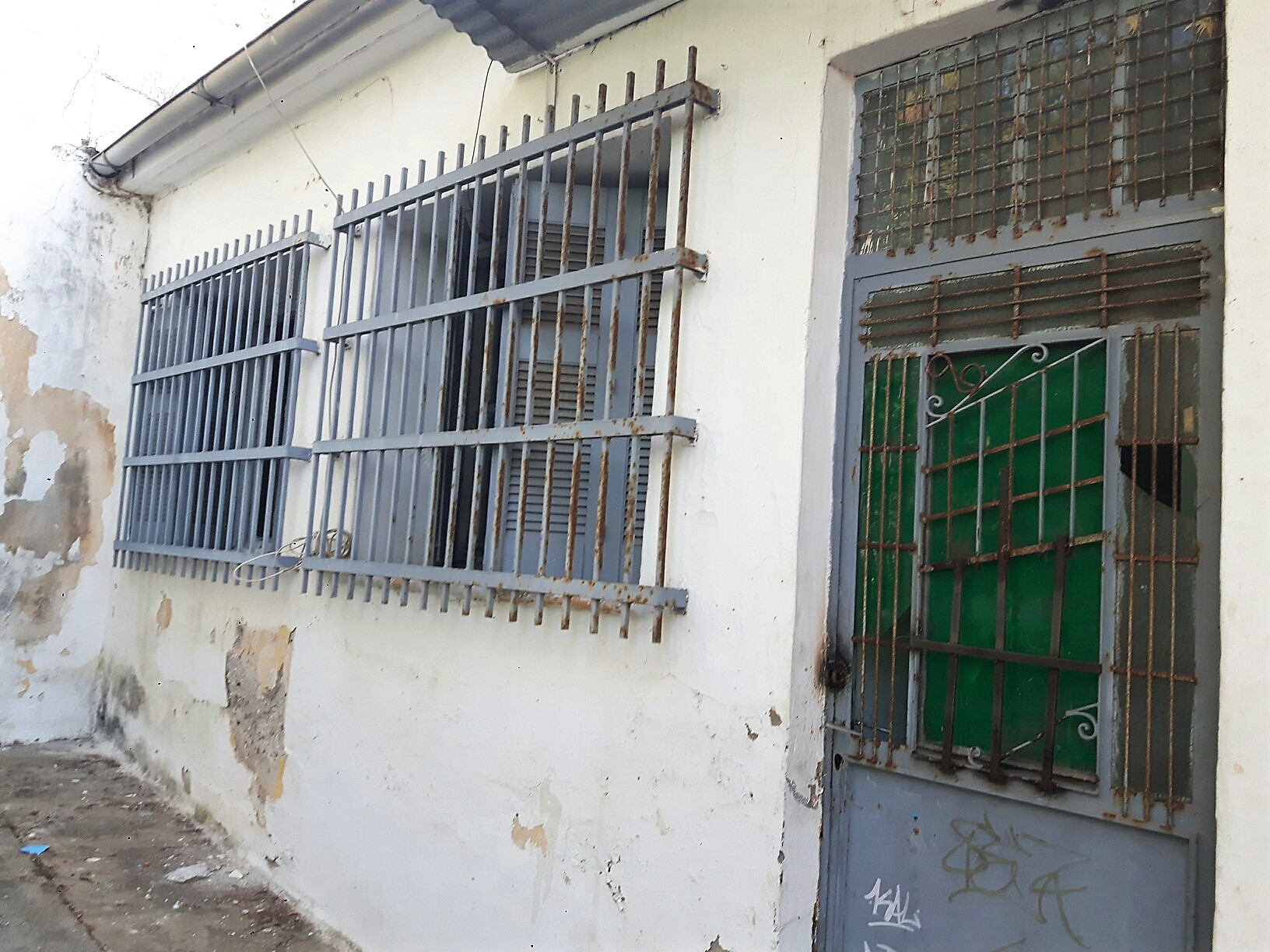 Χανιά - Εικόνες ντροπής: Στέκι αστέγων και τοξικομανών οι παλιές δικαστικές φυλακές - Φωτογραφία 3