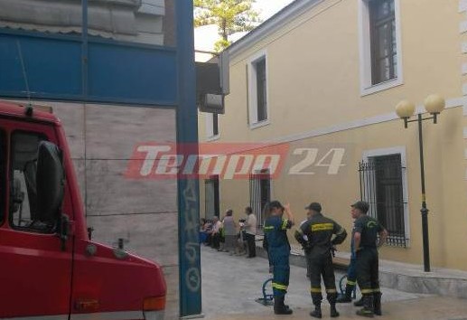 Πάτρα: Συναγερμός στην Πυροσβεστική για φωτιά στο υπόγειο της Εθνικής Τράπεζας - Εκκενώθηκε το κτίριο - Φωτογραφία 1