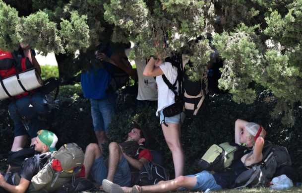 Τα είδαν όλα οι τουρίστες στην Αθήνα με τη ζέστη - Εψαχναν για σκιά και για δροσιά... [photos] - Φωτογραφία 1
