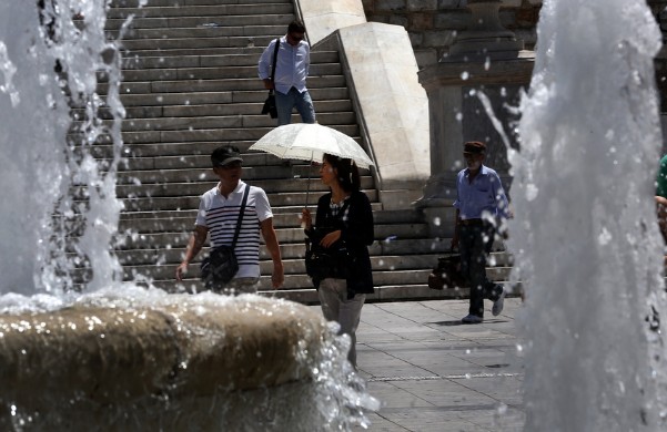 Τα είδαν όλα οι τουρίστες στην Αθήνα με τη ζέστη - Εψαχναν για σκιά και για δροσιά... [photos] - Φωτογραφία 7