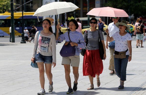 Τα είδαν όλα οι τουρίστες στην Αθήνα με τη ζέστη - Εψαχναν για σκιά και για δροσιά... [photos] - Φωτογραφία 8