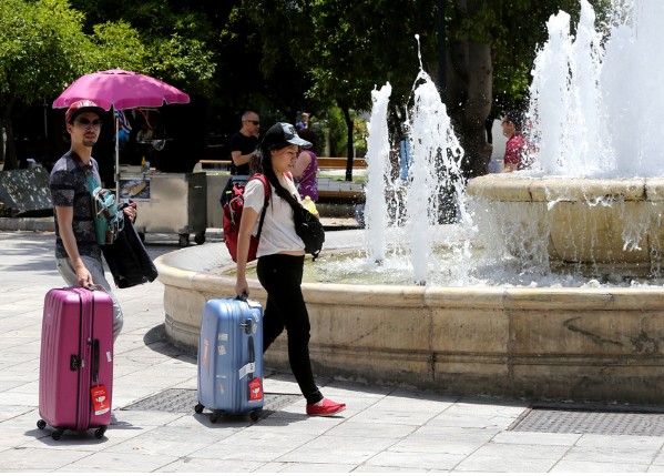 Τα είδαν όλα οι τουρίστες στην Αθήνα με τη ζέστη - Εψαχναν για σκιά και για δροσιά... [photos] - Φωτογραφία 9