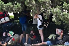 Τα είδαν όλα οι τουρίστες στην Αθήνα με τη ζέστη - Εψαχναν για σκιά και για δροσιά... [photos]