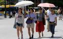 Τα είδαν όλα οι τουρίστες στην Αθήνα με τη ζέστη - Εψαχναν για σκιά και για δροσιά... [photos] - Φωτογραφία 8