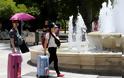 Τα είδαν όλα οι τουρίστες στην Αθήνα με τη ζέστη - Εψαχναν για σκιά και για δροσιά... [photos] - Φωτογραφία 9