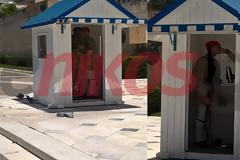 Οι επόπτες της Προεδρικής Φρουράς δροσίζουν τους Εύζωνες στο Σύνταγμα - ΦΩΤΟ αναγνώστη