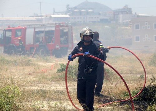 Ηράκλειο: «Έπιασαν» την φωτιά στον καταυλισμό των τσιγγάνων [photos] - Φωτογραφία 4