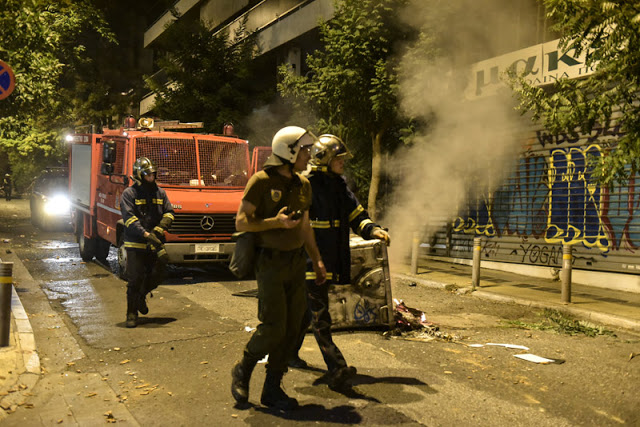 Νύχτα άγριων επεισοδίων από αντιεξουσιαστές στα Εξάρχεια - Φωτογραφία 2