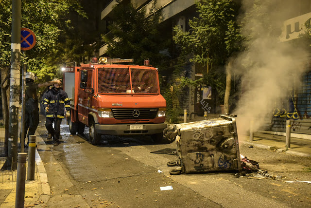 Νύχτα άγριων επεισοδίων από αντιεξουσιαστές στα Εξάρχεια - Φωτογραφία 4