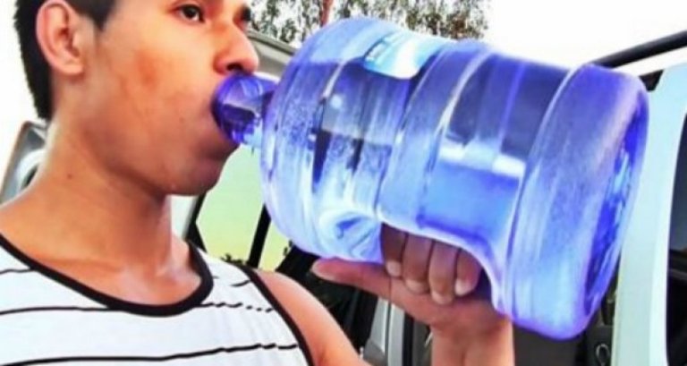Αποφάσισε να πίνει 4 λίτρα νερό καθημερινά για 30 μέρες - Τα αποτελέσματα είναι συγκλονιστικά... - Φωτογραφία 1