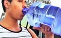 Αποφάσισε να πίνει 4 λίτρα νερό καθημερινά για 30 μέρες - Τα αποτελέσματα είναι συγκλονιστικά...