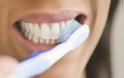 4 ενδείξεις πως βουρτσίζεις λάθος τα δόντια σου