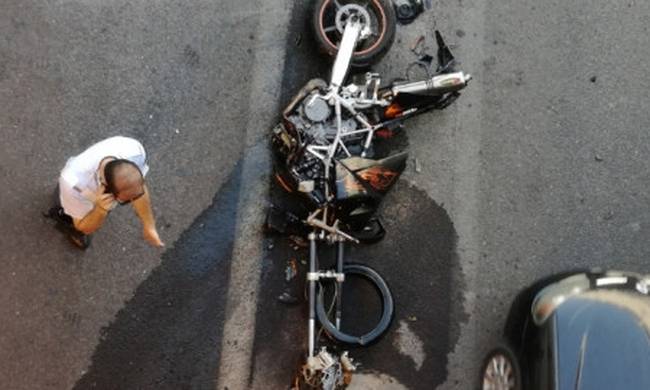 Σοκάρουν οι εικόνες της ασύλητης τραγωδίας - Νεκρός 32χρονος σε τροχαίο στον Άλιμο [photo] - Φωτογραφία 1