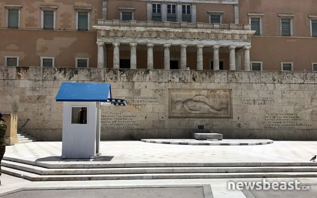 Σεβασμός! Συγκλονίζει η εικόνα του Εύζωνα στο Σύνταγμα - Το μαρτύριο του Τσολιά μέσα στον καύσωνα... [photos] - Φωτογραφία 14