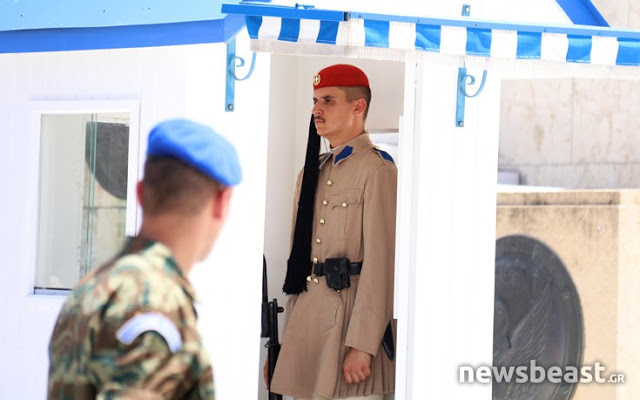 Σεβασμός! Συγκλονίζει η εικόνα του Εύζωνα στο Σύνταγμα - Το μαρτύριο του Τσολιά μέσα στον καύσωνα... [photos] - Φωτογραφία 9