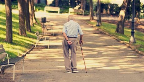 Τι «κρύβει» η ταχύτητα που βαδίζει ένας ηλικιωμένος για την υγεία του; - Φωτογραφία 1