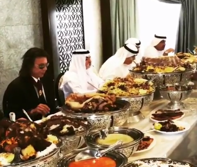 Θα πάθετε πλάκα! Δείτε το γεύμα… μαχαραγιά που πρόσφεραν Άραβες στον Ηλία Ψινάκη - Φωτογραφία 3