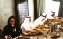 Θα πάθετε πλάκα! Δείτε το γεύμα… μαχαραγιά που πρόσφεραν Άραβες στον Ηλία Ψινάκη - Φωτογραφία 2