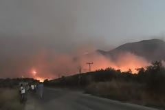 Σε πύρινο κλοιό η ανατολική Μάνη.Ο δήμαρχος κατηγορεί την πυροσβεστική