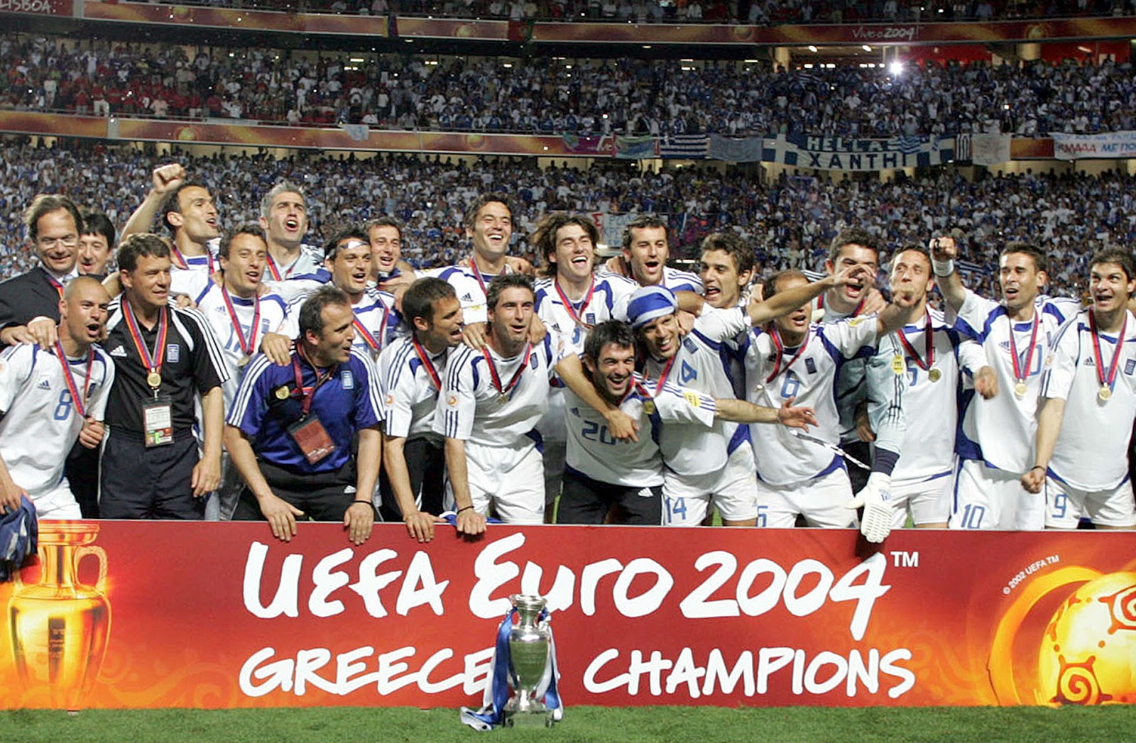 Σαν σήμερα Η Εθνική μας ομάδα σήκωσε το Ευρωπαϊκό Πρωτάθλημα το 2004. - Φωτογραφία 1
