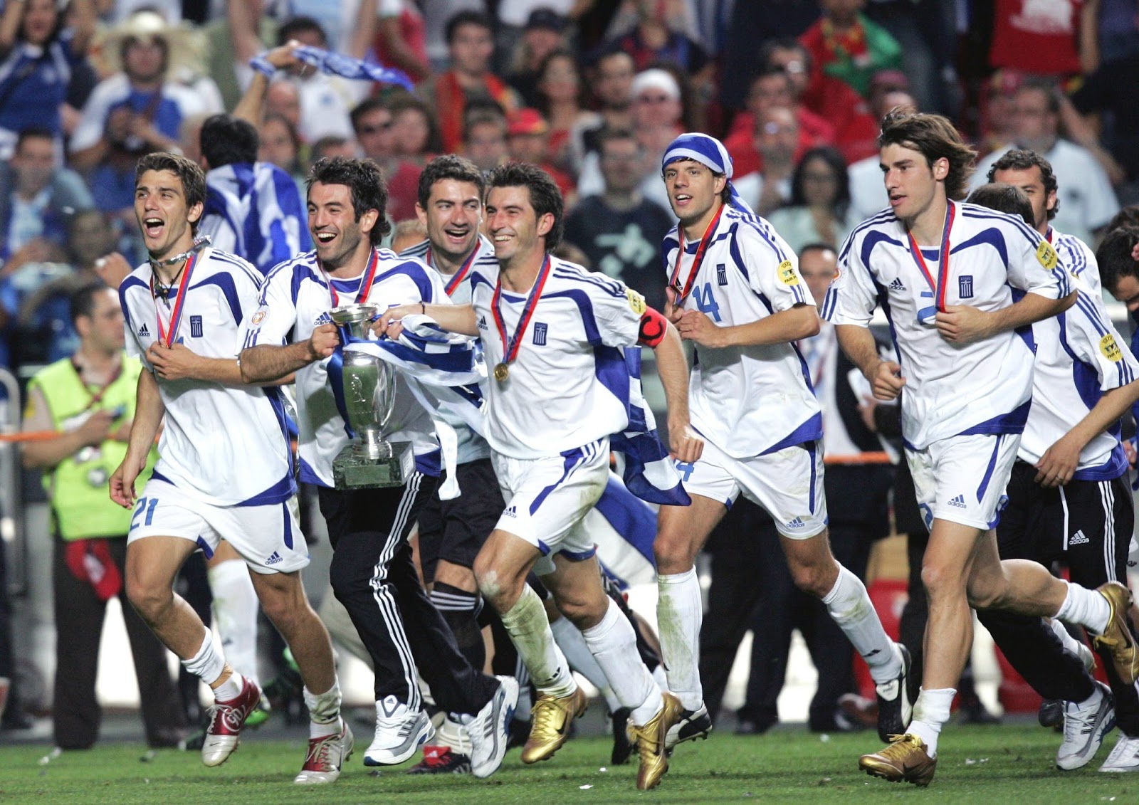 Σαν σήμερα Η Εθνική μας ομάδα σήκωσε το Ευρωπαϊκό Πρωτάθλημα το 2004. - Φωτογραφία 11