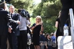 Η εκρηκτική Ελένη στην κηδεία όπως θα την ήθελε και ο μακαρίτης