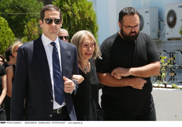 Θρήνος: Σπάραξε στο κλάμα η Ρίκα Διαλυνά στην κηδεία του συζύγου της... [photos] - Φωτογραφία 2