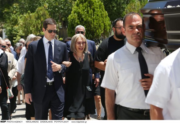 Θρήνος: Σπάραξε στο κλάμα η Ρίκα Διαλυνά στην κηδεία του συζύγου της... [photos] - Φωτογραφία 3