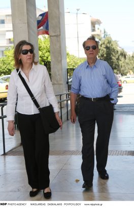 Θρήνος: Σπάραξε στο κλάμα η Ρίκα Διαλυνά στην κηδεία του συζύγου της... [photos] - Φωτογραφία 5