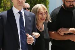 Θρήνος: Σπάραξε στο κλάμα η Ρίκα Διαλυνά στην κηδεία του συζύγου της... [photos]