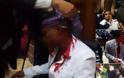 Το απόλυτο Χάος! Υποστηρικτές του Μαδούρο μπούκαραν με ρόπαλα στο Κοινοβούλιο - Τραυματίες βουλευτές [photos] - Φωτογραφία 1