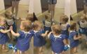 Μωρό ενθουσιάζεται με τα τρία είδωλά του στον καθρέφτη! [video]