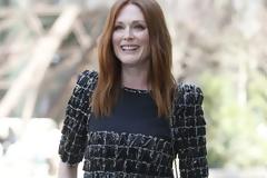 Η Julianne Moore στα 56 της έχει τον τρόπο να είναι εκθαμβωτική