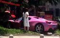 Κινέζα στουκάρει ροζ Ferrari 458 Spider!