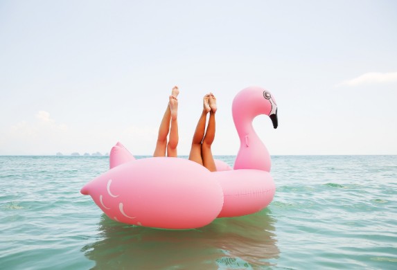 Πώς ξεκίνησε αυτή η τρέλα με τα φουσκωτά ροζ φλαμίνγκος που έχουν πνίξει όλες τις ελληνικές παραλίες και πισίνες - Φωτογραφία 1