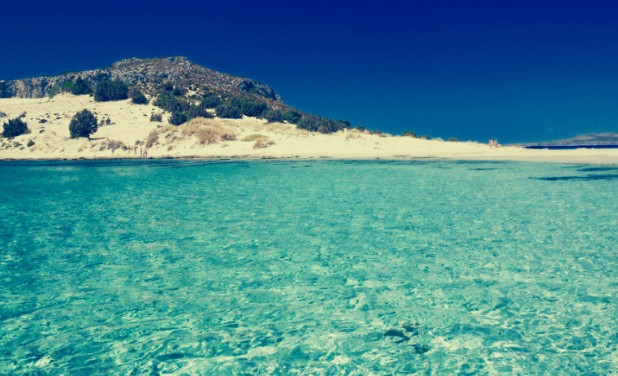 Ο άγνωστος παράδεισος της Πελοποννήσου με τη χρυσή αμμουδιά και τα κρυστάλλινα νερά! [video] - Φωτογραφία 1