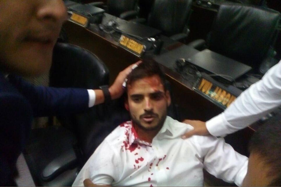 Bενεζουέλα: Αιματηρή εισβολή οπαδών του Μαδούρο στο κοινοβούλιο - Φωτογραφία 4
