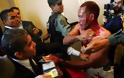 Bενεζουέλα: Αιματηρή εισβολή οπαδών του Μαδούρο στο κοινοβούλιο