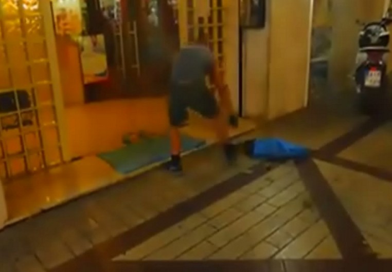 Αφησε νεκρό σκύλο στην είσοδο του δημαρχείου Αγρινίου - Εικόνα σοκ για τους περαστικούς [video] - Φωτογραφία 1
