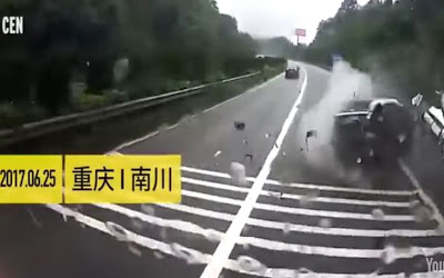 Επιβάτης αυτοκινήτου εκτοξεύεται μετά από σφοδρή σύγκρουση και σώζεται. Δείτε το σοκαριστικό βίντεο με το ατύχημα σε δρόμο της Κίνας - Φωτογραφία 1