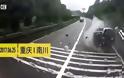 Επιβάτης αυτοκινήτου εκτοξεύεται μετά από σφοδρή σύγκρουση και σώζεται. Δείτε το σοκαριστικό βίντεο με το ατύχημα σε δρόμο της Κίνας