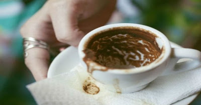 Οι ειδικοί μας λένε πώς διαβάζουν το φλιτζάνι του καφέ! Τα σύμβολα και οι ερμηνείες τους - Φωτογραφία 1
