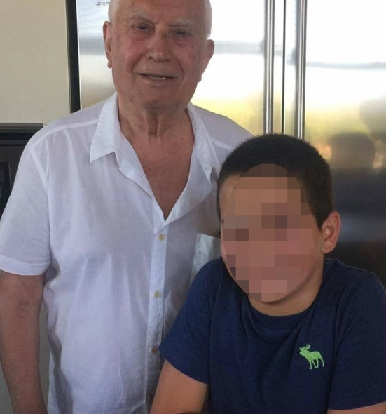 Δείτε τον Νίκο Ξανθόπουλο στα 83 του να ποζάρει με τον εγγονό του, Νικόλα - Φωτογραφία 2