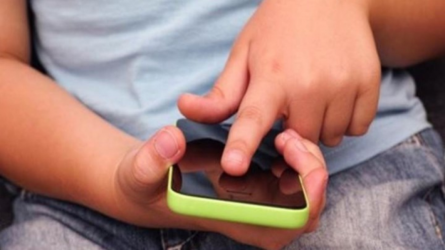 Τα παιδιά με κινητό τηλέφωνο κολλάνε πιο εύκολα ψείρες - Φωτογραφία 1