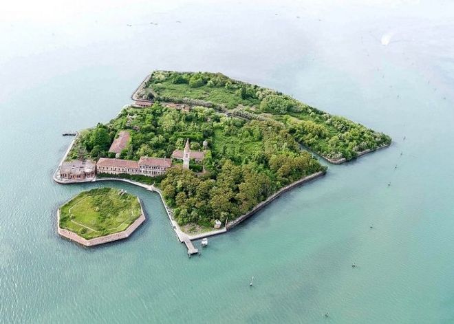 Το νησί 'φάντασμα' όπου έχασαν τη ζωή τους 100.000 άνθρωποι - Φωτογραφία 1
