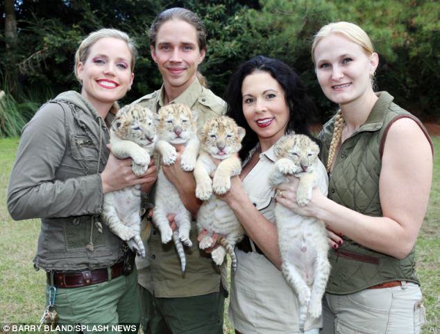 Ένα λευκό λιοντάρι και μία λευκή τίγρης έκαναν μωρά! Δεν φαντάζεστε τι έβγαλαν... [photos] - Φωτογραφία 6