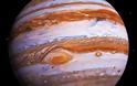NASA: Το Juno θα περάσει πάνω από την «ερυθρά κηλίδα» του Δία